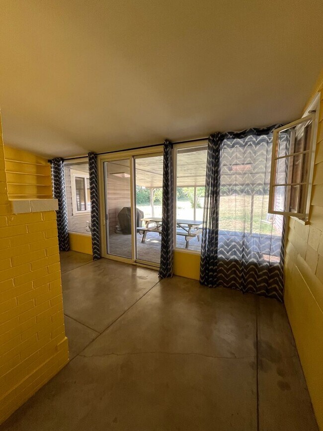 Foto del edificio - Really cool house with an attached studio ...