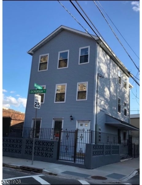 Primary Photo - 32 Dickerson St
