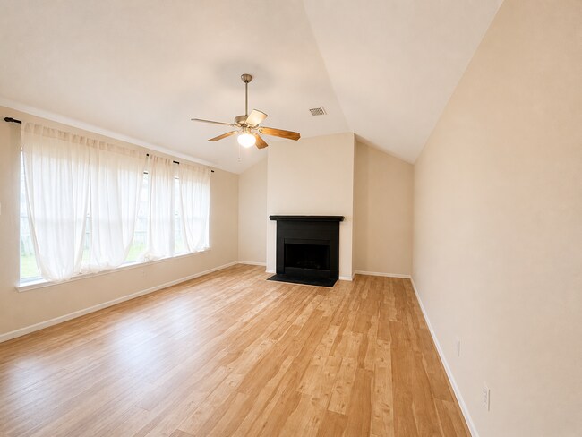 Sala de estar con chimenea de gas - 12826 Careywood Dr