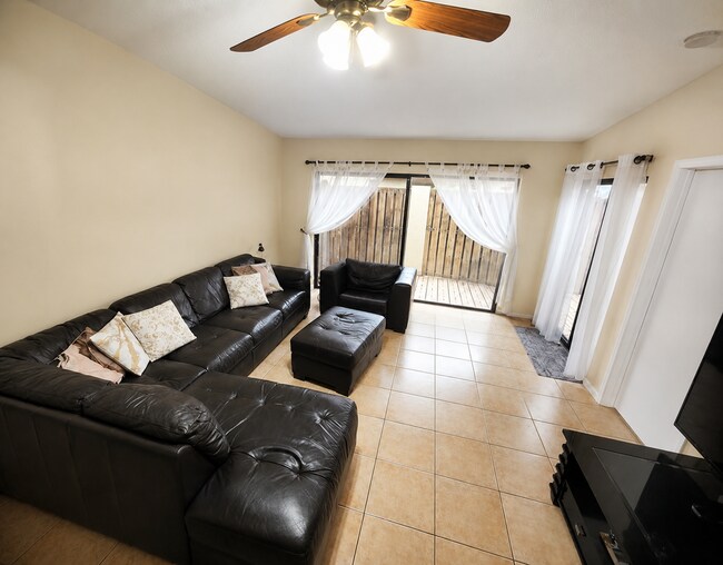 Foto del edificio - 63 Meadows Dr