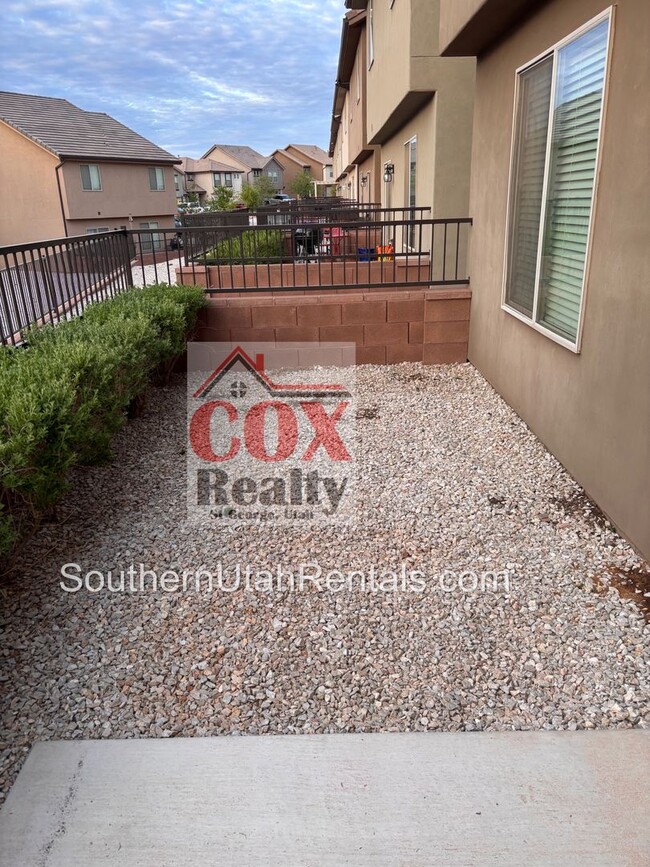 Foto del edificio - Wonderful Desert Canyon 4 bed | 2.5 bath |...