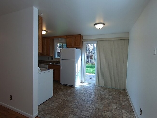 Building Photo - Brick Ranch home with great yard and beaut...