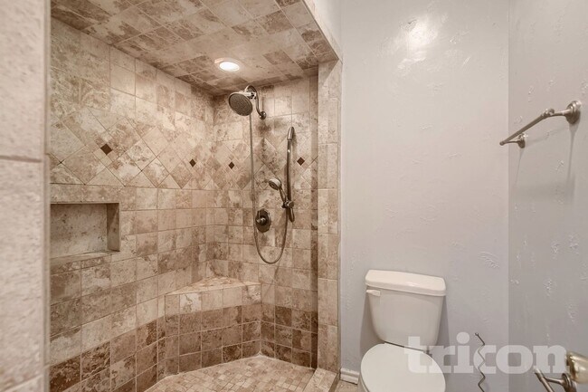 Building Photo - 8103 Oak Moss Dr