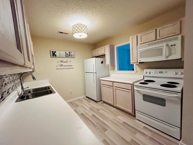 Building Photo - Beautiful Maintenance free 2 bedroom 2 bat...