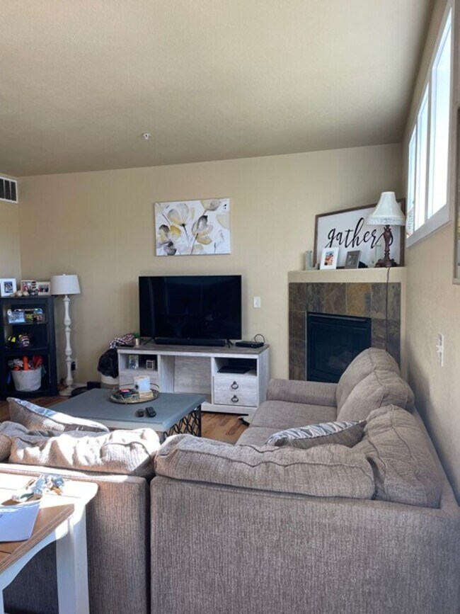 Building Photo - LOVELY 2 BED/2.5 BATH END-UNIT TOWNHOME IN...