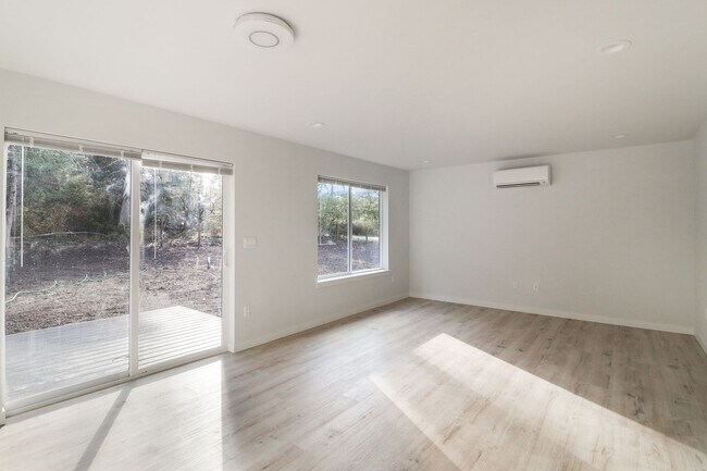 Building Photo - 1297 Russell Dr