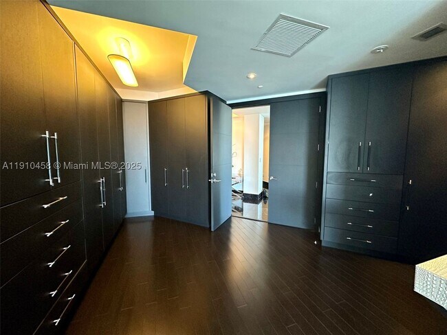 Building Photo - 1425 Brickell Ave