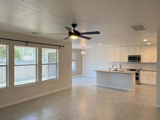 Foto del edificio - Move In Ready 3 Bedroom Near UTSA, La Cantera and The Rim