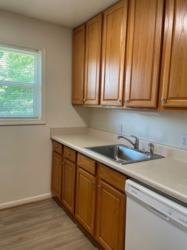 Foto del edificio - Charming 2 bedroom condo off of Jamestown Road! AVAILABLE July 2026!