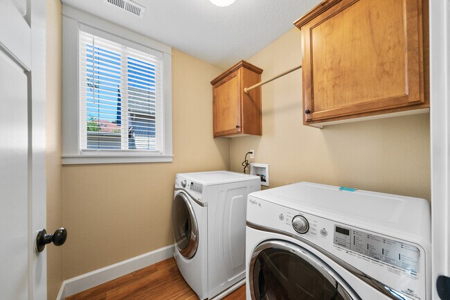 Building Photo - 4725 SE 28th Ave
