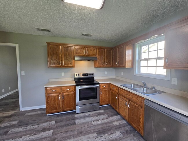 Building Photo - Newly Remodeled & Ready for You!
