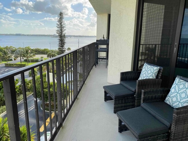 Building Photo - 5420 N Ocean Dr