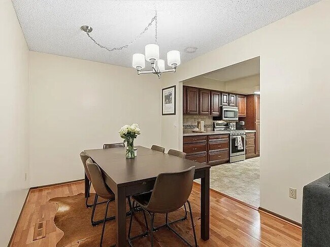 Foto del edificio - 3640 Independence Ave S