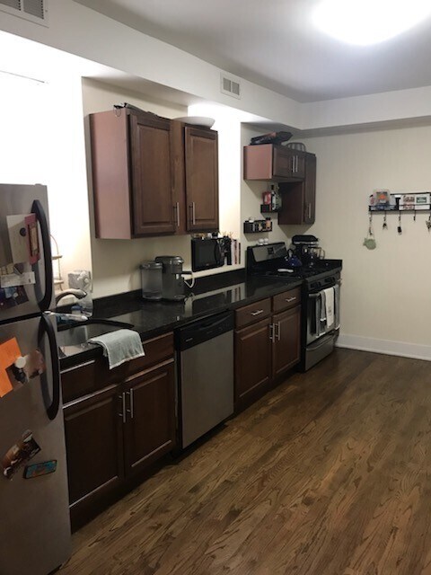 Foto del edificio - Large Updated 2 Bedroom/1 bath GARDEN in B...