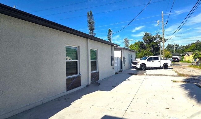 Building Photo - 3091 15th Ave S