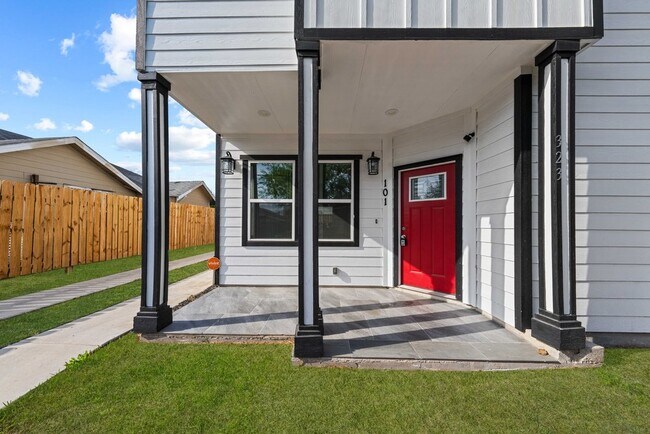 Foto del edificio - Modern 3-Bed Townhome with Washer/Dryer, 2.5 Baths, and Stylish Finishes in San Antonio