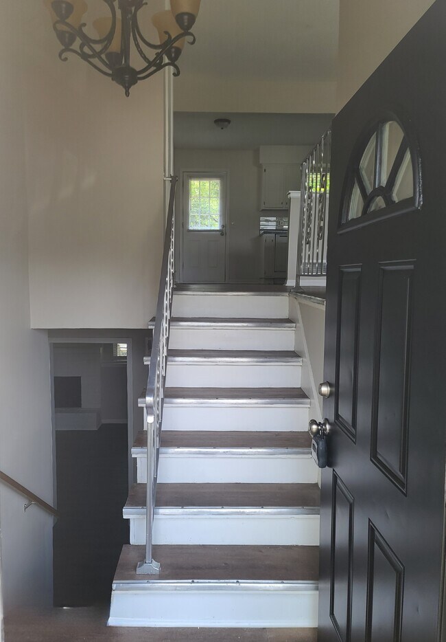 Entry - 12239 S Sycamore St