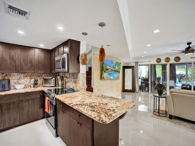 Building Photo - 814 SE 13th St