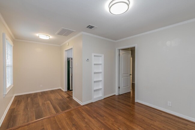 Building Photo - Recently updated 2-bedroom duplex in the desirable Ridglea area.