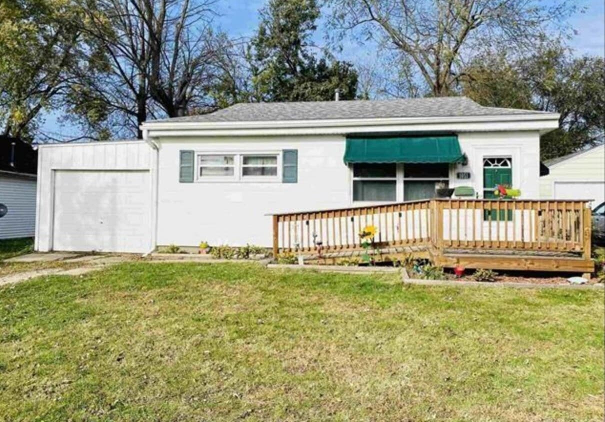 Front of home - 1051 Frank St