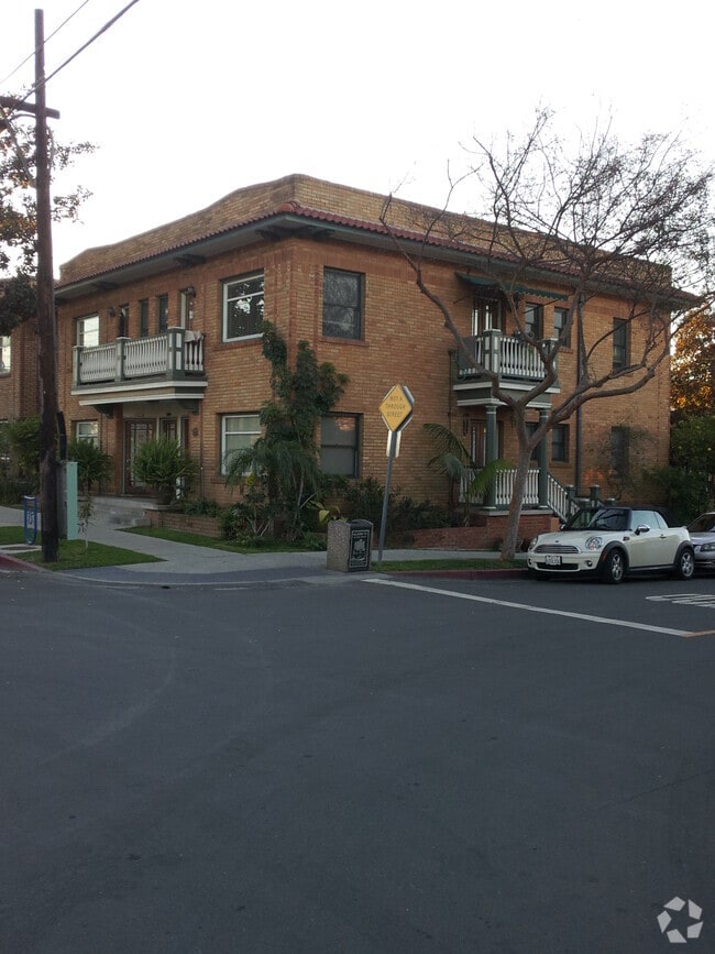 Building Photo - 640 W 8th St