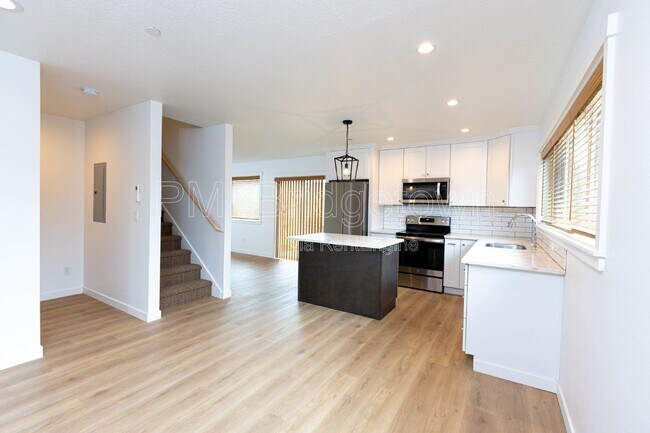 Building Photo - 6506 SE 63rd Ave