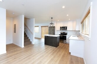 Building Photo - 6506 SE 63rd Ave