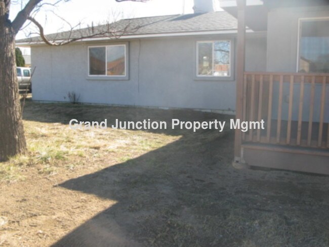Building Photo - Cute Duplex