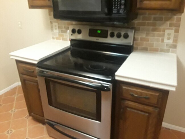 Foto del edificio - E 22nd St Duplex