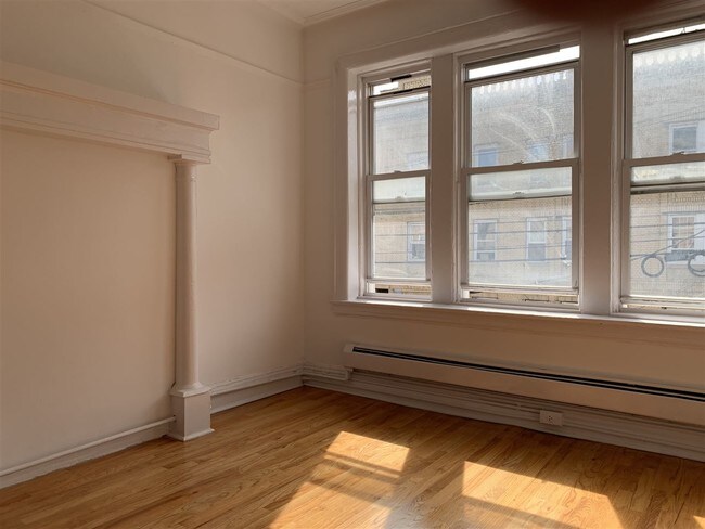Building Photo - 107 Baldwin Ave