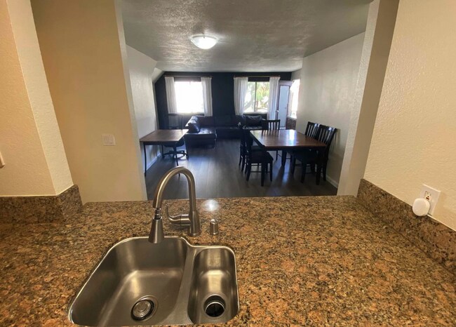 Foto del edificio - $2,900 - 2 Bedroom, 2 Bathroom Condo in the Heart of UTC La Jolla