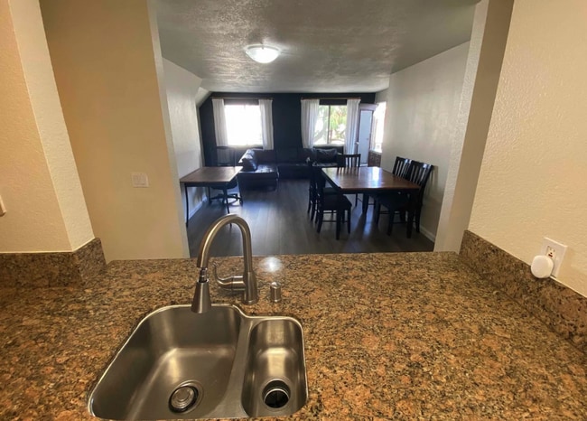 Building Photo - $2,900 - 2 Bedroom, 2 Bathroom Condo in the Heart of UTC La Jolla