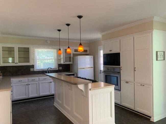 Building Photo - Gorgeous, Updated 3 Bedroom, 2 Bath Ranch ...