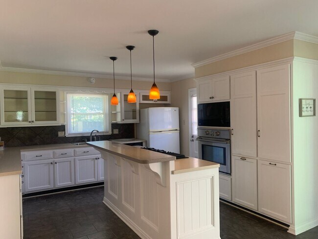 Foto del edificio - Gorgeous, Updated 3 Bedroom, 2 Bath Ranch ...