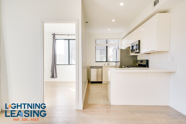 Foto del edificio - 8811-8815 Burton Way