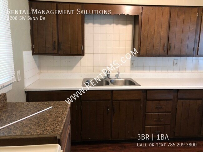Building Photo - 3208 SW Sena Dr