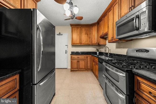 Foto del edificio - 3701 S George Mason Dr