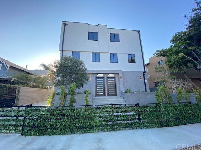 Building Photo - 837 N Harvard Blvd