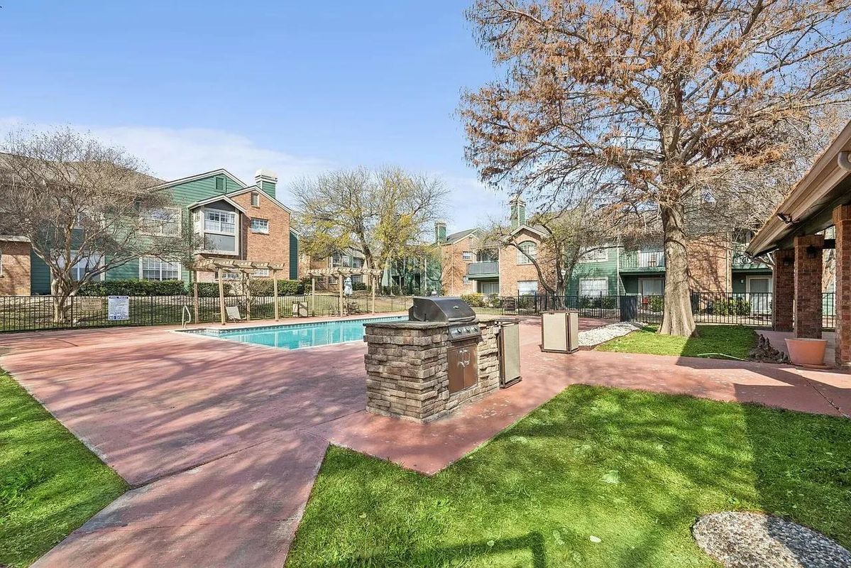 Building Photo - 1500 Lawnmont Dr