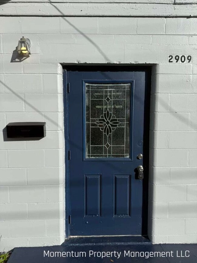 Building Photo - Cozy 2 bedroom/1 bathroom Single family home in the heart of Ybor! Apply for FREE This Holiday Se...