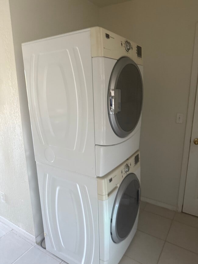 Building Photo - 797 W Mesa Verde Dr