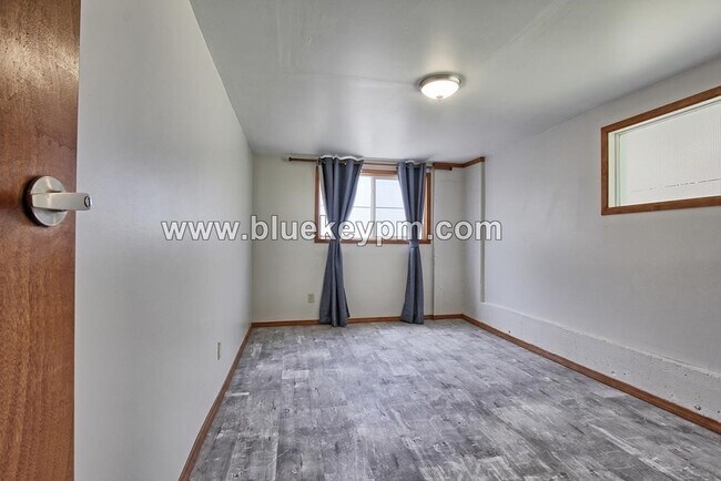 Foto del edificio - Spacious  3 Bed, 1 Bath  Daylight Basement...