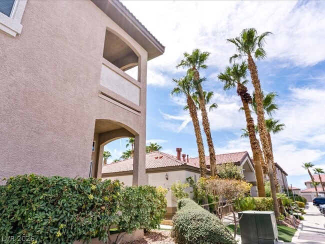 Building Photo - 2305 W Horizon Ridge Pkwy