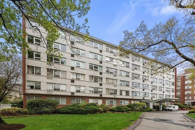 Foto del edificio - 10 Hammond Pond Pkwy