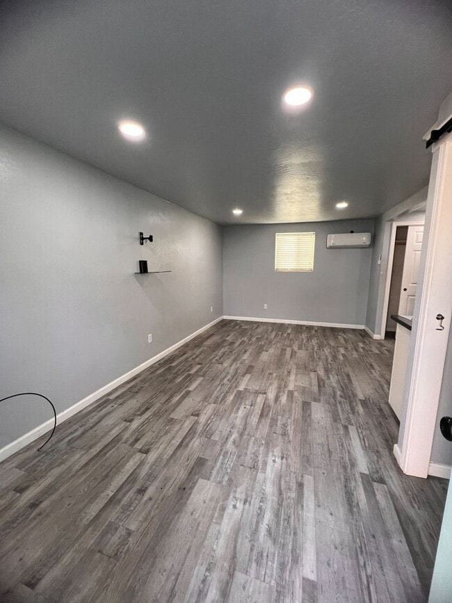 Building Photo - 1617 W Burrel Ave