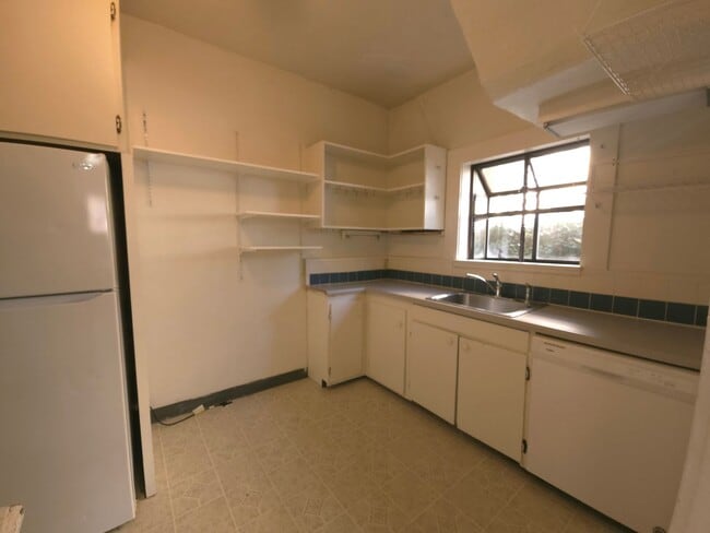 Building Photo - 3 Bedroom Home in Prime Hill Location