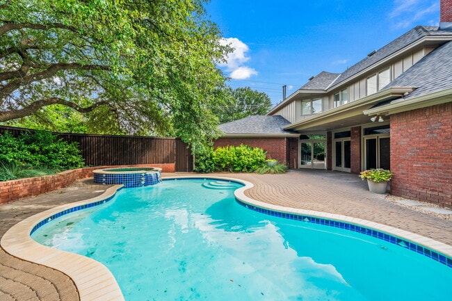 Building Photo - Luxury 5 Bed, 4.5 Bath, with Pool in Lakeridge!!!