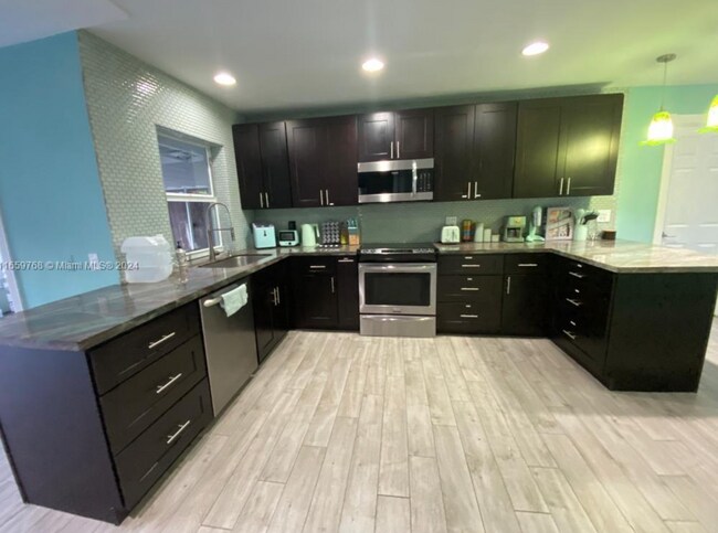 Foto del edificio - 1350 NE 30th St