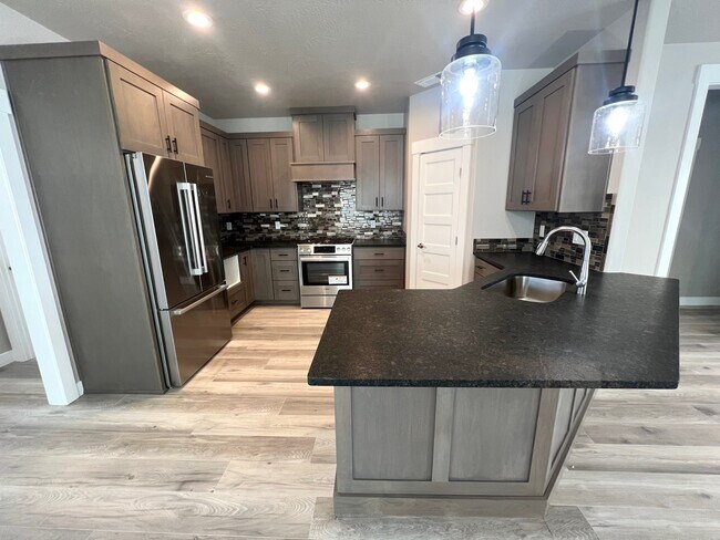 Building Photo - 3129 Delorraine Dr