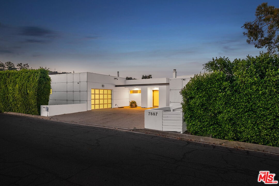 Primary Photo - 7887 Willow Glen Rd